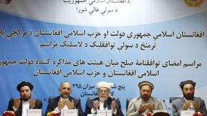 Presidente afgano y líder insurgente firman acuerdo de paz