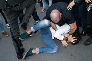 Kim Kardashian fue agredida por un hombre que intentó besarle el trasero