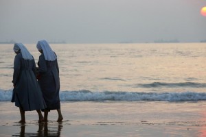 Dos monjas cuelgan el hábito para casarse entre ellas