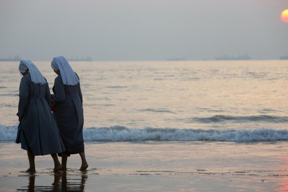 Dos monjas cuelgan el hábito para casarse entre ellas