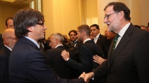 Rajoy y Puigdemont se saludan en Oporto al inaugurar exposición de Miró