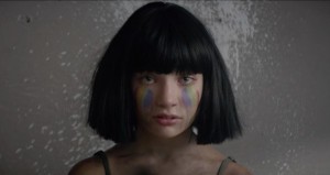 Sia se pone las pinturas de guerra en su nuevo tema