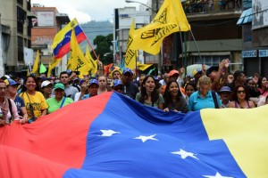 Opositores y chavistas pugnan en la calle por el referendo contra Maduro