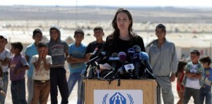 Angelina Jolie visita campo de refugiados sirios
