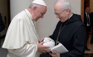Papa Francisco recibe pelota autografiada por los Steelers 