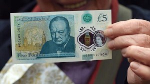 El nuevo e indestructible billete de 5 libras que enloquece a los británicos