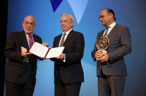 Vargas Llosa recibe premio