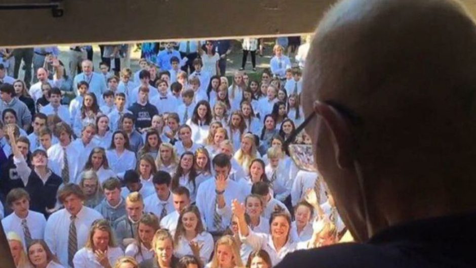 Murió el profesor que recibió un concierto de 400 estudiantes