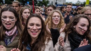 El Parlamento polaco da luz verde a la tramitación de la ley de prohibición del aborto
