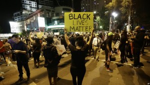 Protesta pacífica por muerte de afroamericano desafía de nuevo el toque de queda en Charlotte