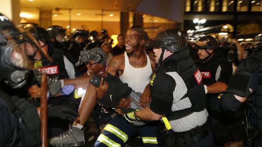 Nueva noche de violencia en Charlotte tras muerte de hombre negro por policía