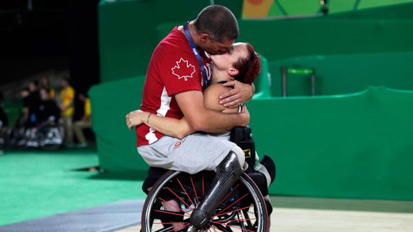 Juegos Paralímpicos: la historia de amor detrás del beso que conmovió al mundo