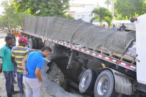 Camión se hunde cargado de cemento