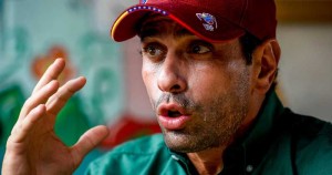 Capriles denuncia asedio de grupos armados en aeropuerto venezolano
