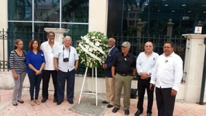 Depositan ofrenda floral frente a OISOE en aniversario del suicidio de arquitecto 