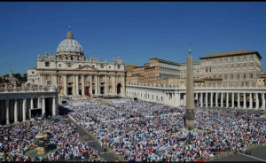 Miles de  fieles asisten a la canonización de Teresa de Calcuta