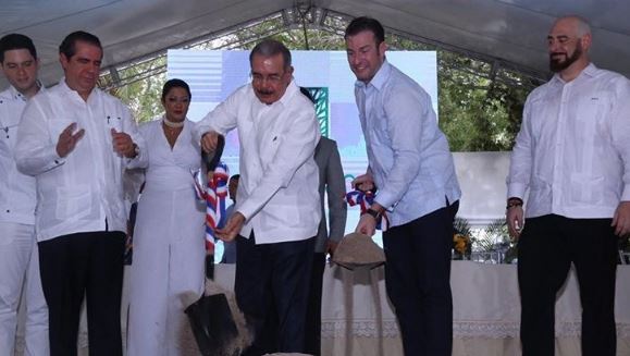 Presidente Medina encabeza primer palazo proyecto apartamentos en Juan Dolio