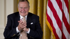 George Bush padre votará por Hillary Clinton