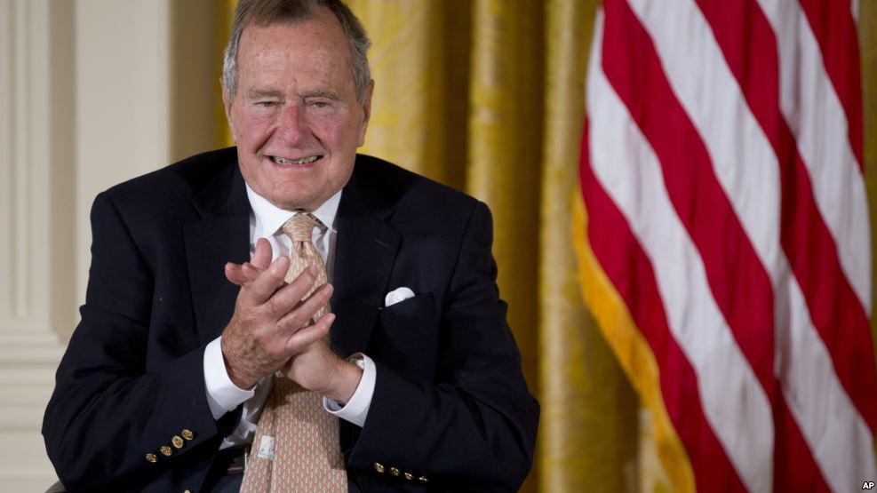 George Bush padre votará por Hillary Clinton