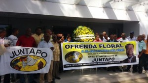 Depositan ofrenda floral ante estatua de Peña Gómez por aniversario JUNTAPO 