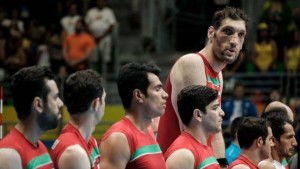 Jugador de voleibol iraní de 2,46 metros de altura que sorprende en los Paralímpicos