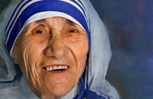 Fieles católicos saludan la canonización de Madre Teresa de Calcuta