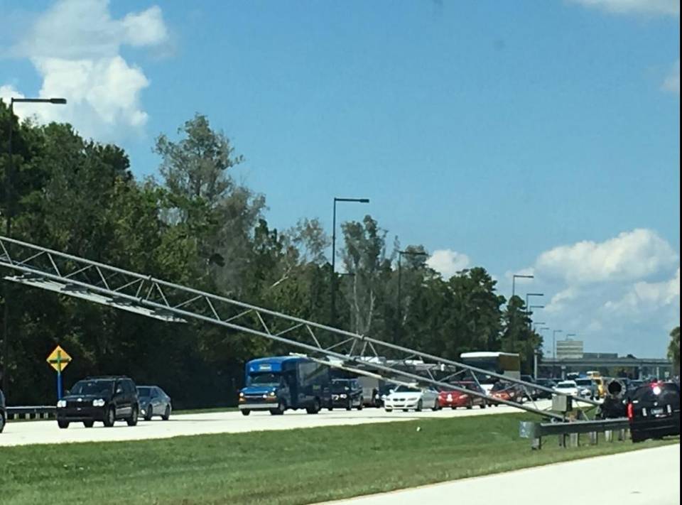 Un herido al caer señal de tránsito en autopista cerca de Disney
