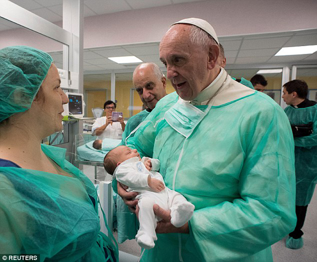Papa Francisco visita un hospital infantil en Roma