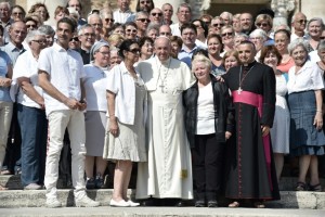Papa Francisco celebra misa en memoria del cura francés asesinado por yihadistas