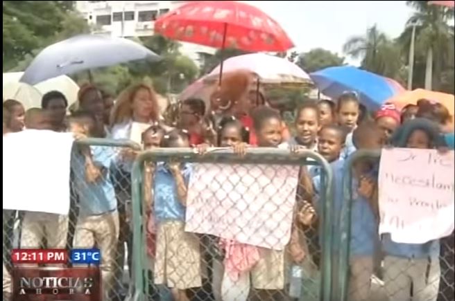 Madres y estudiantes de Monte Plata piquetean Palacio para que abran escuela