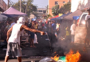 Protesta y desorden en mercado de Pueblo Nuevo