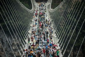 China cierra puente de vidrio más largo del mundo por exceso de visitantes