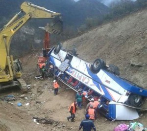 Al menos 10 personas fallecidas y 40 heridos tras despeñarse un autobús en Bolivia