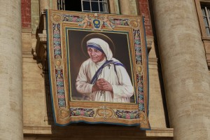 El papa Francisco declaró el domingo la santidad de la Madre Teresa