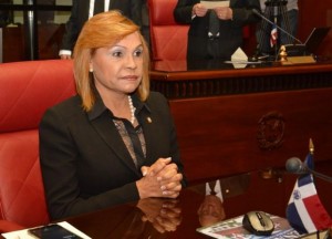 Salario de senadora Sonia Mateo no le alcanza “ni para comprar una botella de agua”