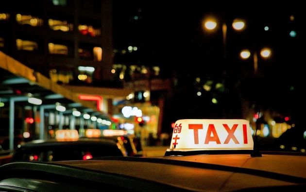Mujer pide un taxi con su amante y el chófer era su marido
