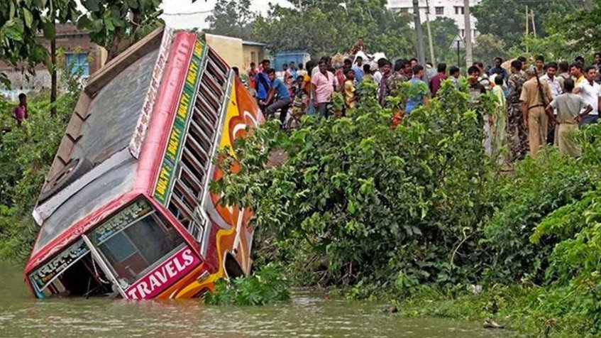 Varios niños mueren en accidente de autobús en la India