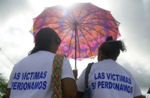 Abrazos entre víctimas y victimarios en perdón de FARC por masacre en Colombia