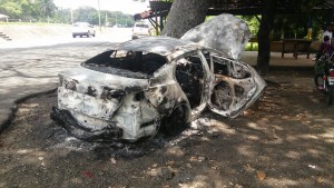 Muere mujer y niño en un accidente luego incendian vehiculo.