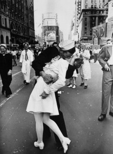  Muere la mujer que protagonizó icónico beso al final de la II Guerra Mundial