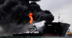 Un buque de Pemex lleva 24 horas en llamas en el Golfo de México