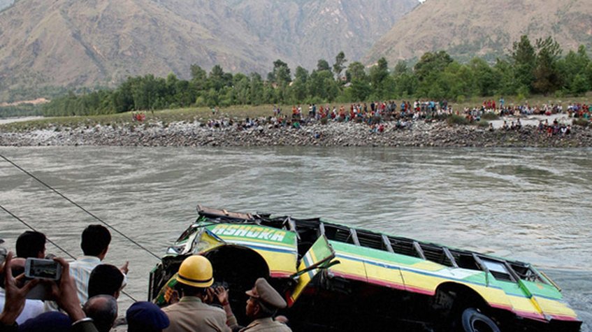 Más de 20 muertos tras caer autobús a un río en India