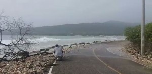Escombros lanzados por mar afectan carretera El Cayo de Barahona; autoridades atentas