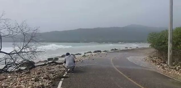 Escombros lanzados por mar afectan carretera El Cayo de Barahona; autoridades atentas
