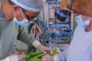 Médicos realizan cirugía con linternas por falta de planta en hospital de Mao 
