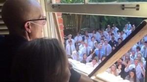 Emotivo momento en el que 400 estudiantes cantan a su profesor enfermo de cáncer