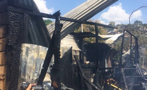 Incendio reduce a cenizas iglesia y dos viviendas en Cabral de Barahona