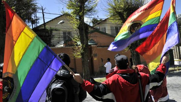 Transexuales y transgéneros comienzan a recibir en Bolivia cédulas con nueva identidad