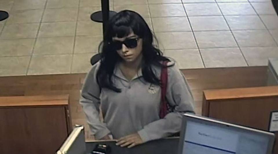 Mujer con gafas oscuras roba banco Chase en Hollywood