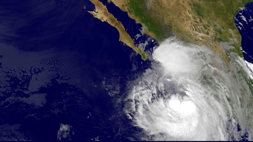 Huracán Newton toca tierra en la costa oeste de México